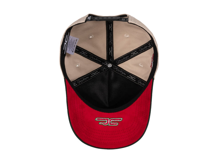 Gorra snapback color beige con visera verde y un parche bordado de un gato comiendo sandía en el frente.