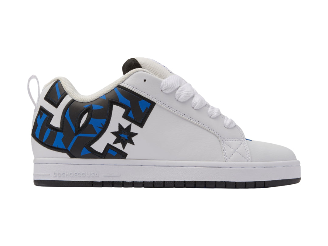 Tenis blancos DC Shoes con gráfico lateral en azul y gris y suela blanca con base negra.