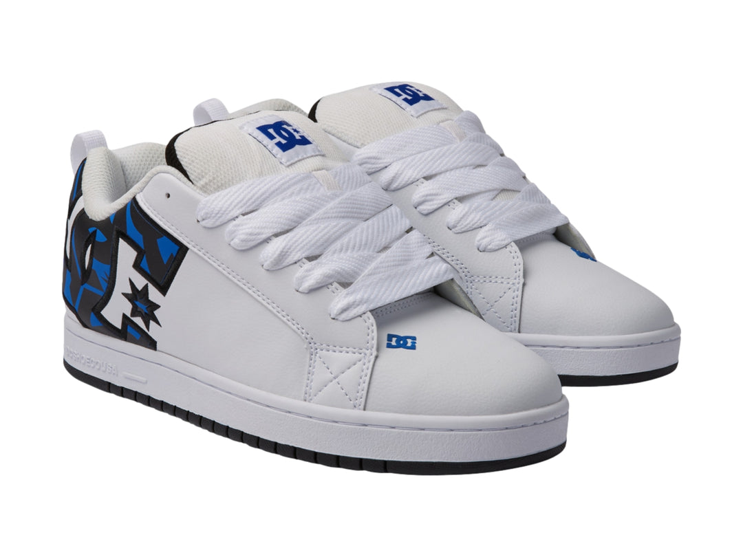 Tenis blancos DC Shoes con gráfico lateral en azul y gris y suela blanca con base negra.