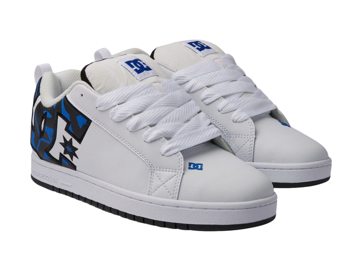 Tenis blancos DC Shoes con gráfico lateral en azul y gris y suela blanca con base negra.