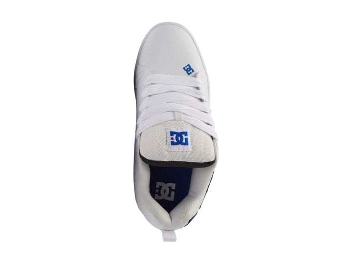 Tenis blancos DC Shoes con gráfico lateral en azul y gris y suela blanca con base negra.