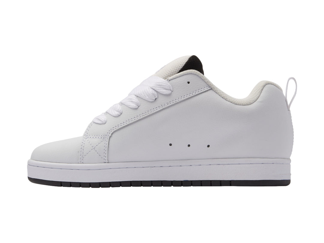 Tenis blancos DC Shoes con gráfico lateral en azul y gris y suela blanca con base negra.