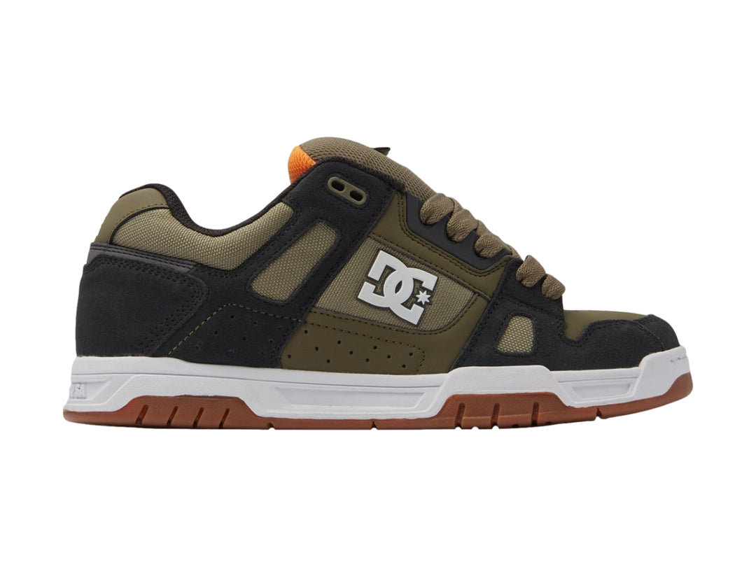 Tenis DC Shoes modelo Aro en colores verde olivo y negro con suela blanca y detalles en café.