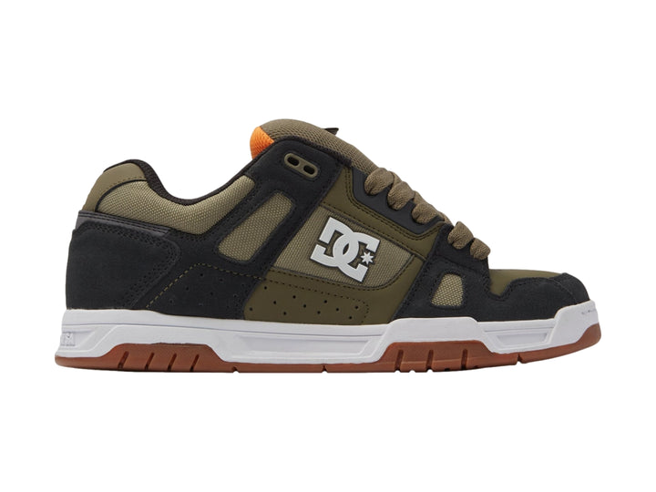 Tenis DC Shoes modelo Aro en colores verde olivo y negro con suela blanca y detalles en café.