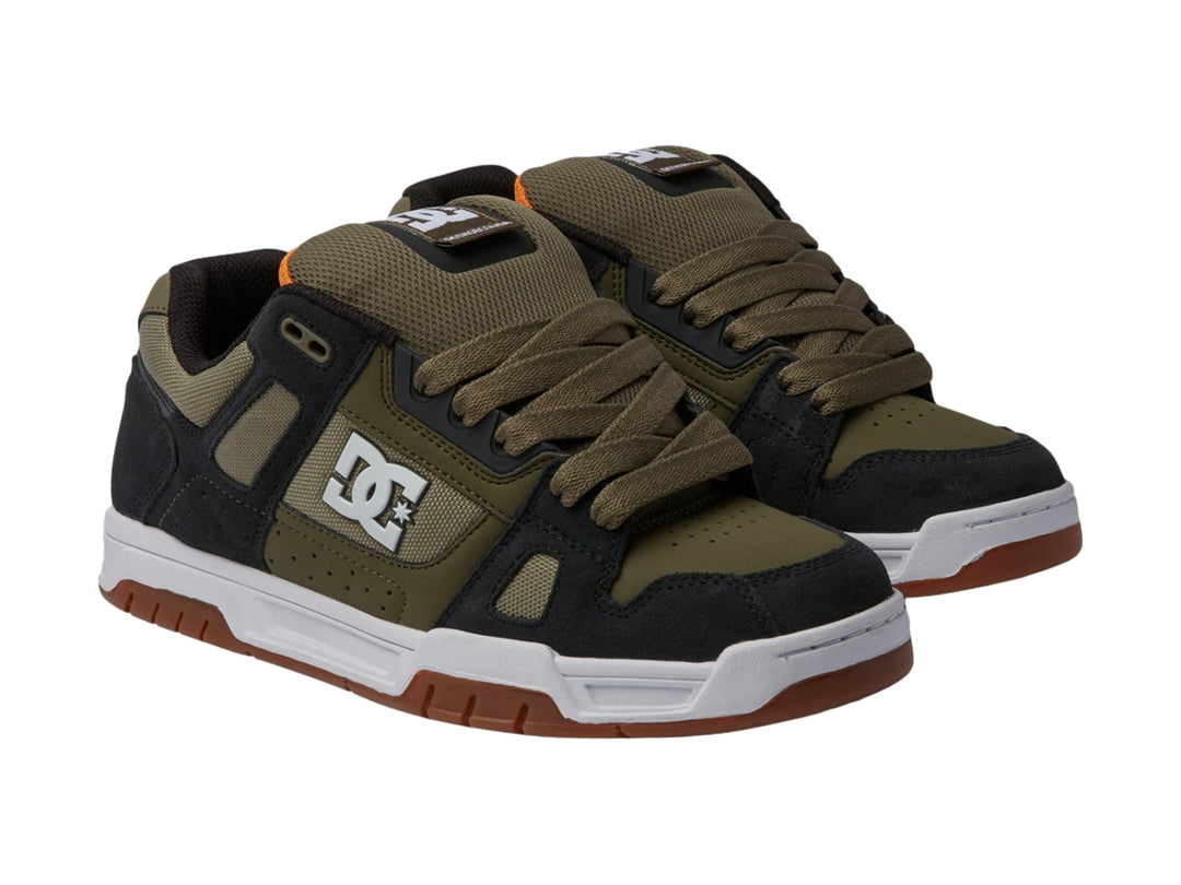 Tenis DC Shoes modelo Aro en colores verde olivo y negro con suela blanca y detalles en café.