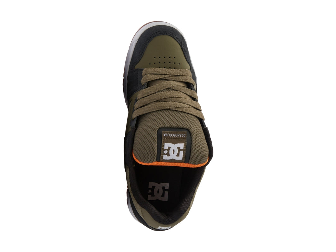 Tenis DC Shoes modelo Aro en colores verde olivo y negro con suela blanca y detalles en café.