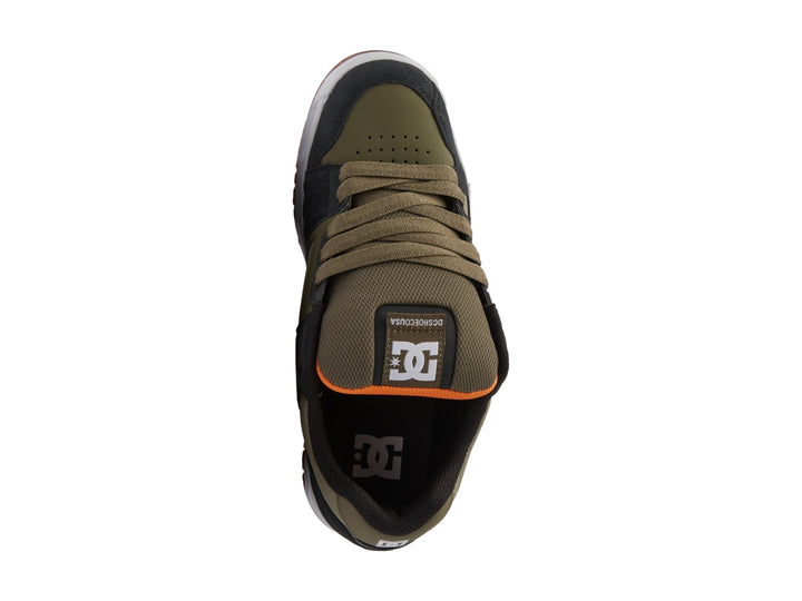 Tenis DC Shoes modelo Aro en colores verde olivo y negro con suela blanca y detalles en café.