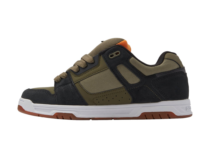 Tenis DC Shoes modelo Aro en colores verde olivo y negro con suela blanca y detalles en café.