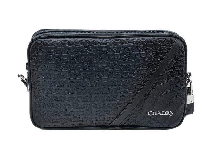 Bolso estilo cartera Cuadra en cuero negro con textura grabada y detalle de piel exótica en el lateral.