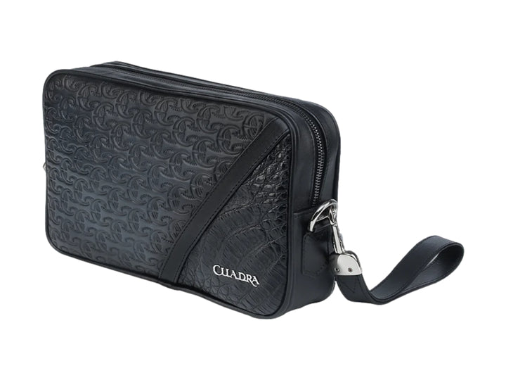 Bolso estilo cartera Cuadra en cuero negro con textura grabada y detalle de piel exótica en el lateral.
