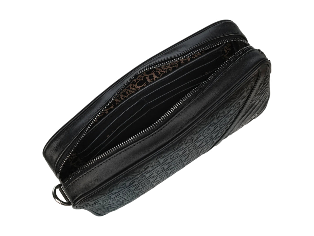 Bolso estilo cartera Cuadra en cuero negro con textura grabada y detalle de piel exótica en el lateral.