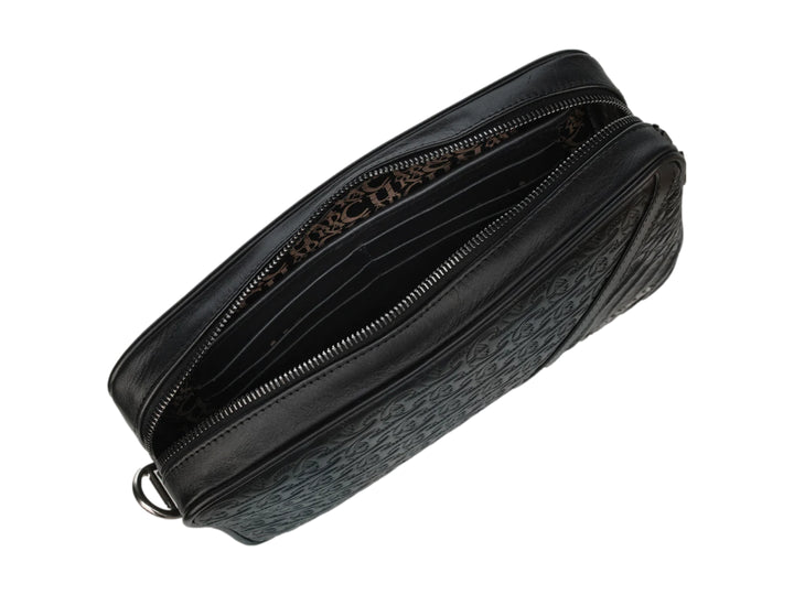 Bolso estilo cartera Cuadra en cuero negro con textura grabada y detalle de piel exótica en el lateral.