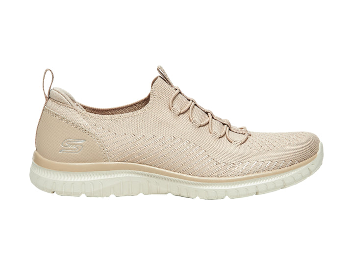 Tenis Skechers color beige con tejido transpirable y suela blanca