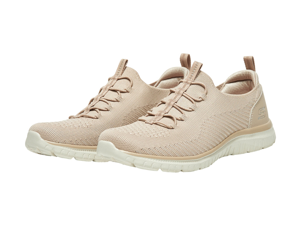 Tenis Skechers color beige con tejido transpirable y suela blanca
