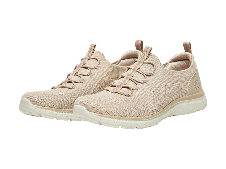Tenis Skechers color beige con tejido transpirable y suela blanca