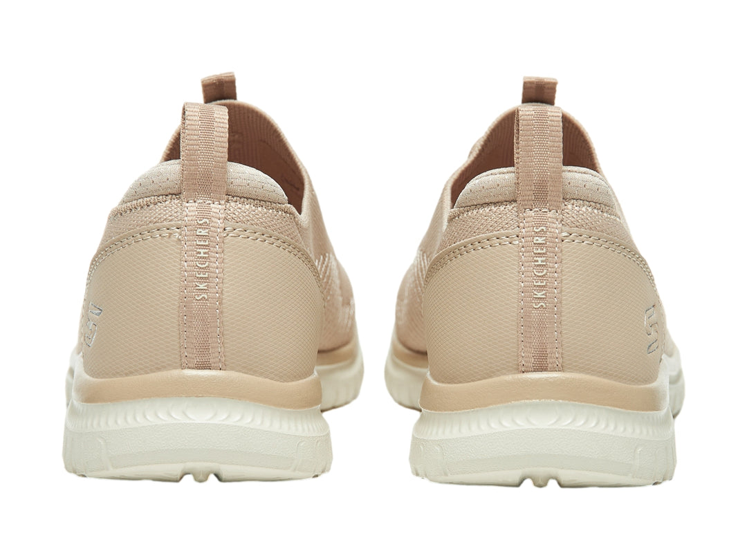 Tenis Skechers color beige con tejido transpirable y suela blanca