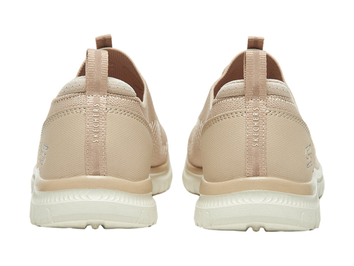 Tenis Skechers color beige con tejido transpirable y suela blanca