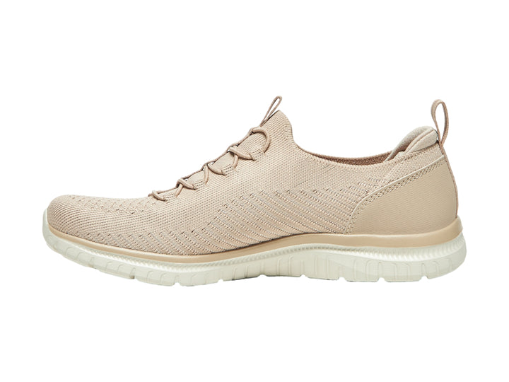 Tenis Skechers color beige con tejido transpirable y suela blanca