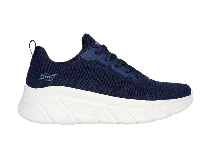 Tenis Skechers color azul marino con suela gruesa blanca y tejido transpirable.