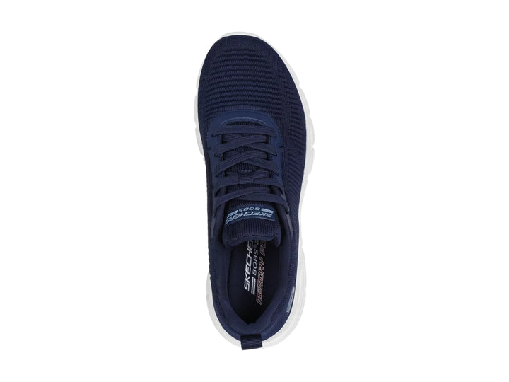 Tenis Skechers color azul marino con suela gruesa blanca y tejido transpirable.