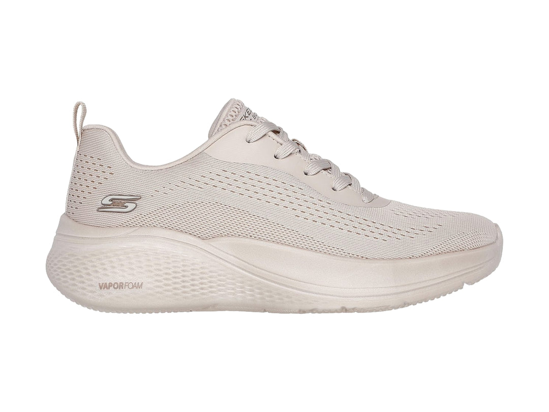Tenis Skechers color beige con tejido transpirable y suela de espuma blanca.