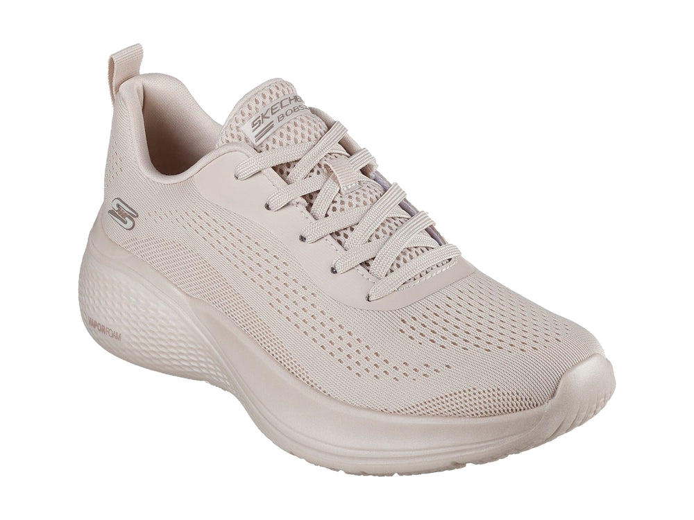 Tenis Skechers color beige con tejido transpirable y suela de espuma blanca.