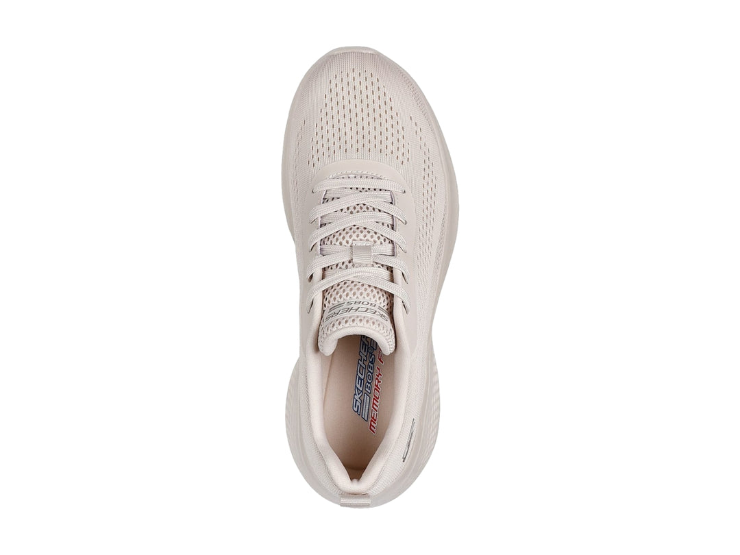 Tenis Skechers color beige con tejido transpirable y suela de espuma blanca.