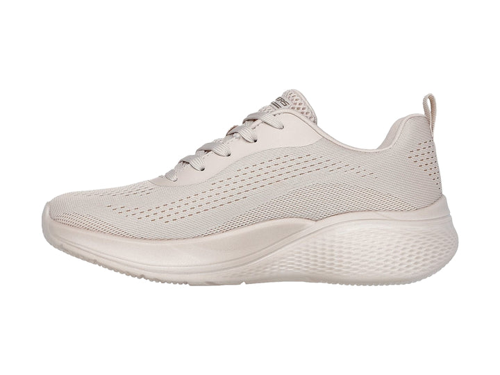 Tenis Skechers color beige con tejido transpirable y suela de espuma blanca.