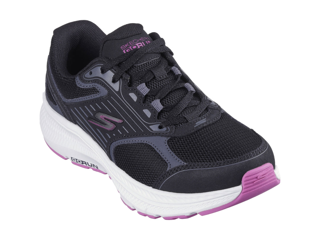 Tenis deportivos Skechers Go Run Consistent 2.0 en color negro con suela blanca y detalles en fucsia.