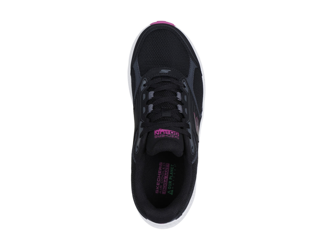 Tenis deportivos Skechers Go Run Consistent 2.0 en color negro con suela blanca y detalles en fucsia.