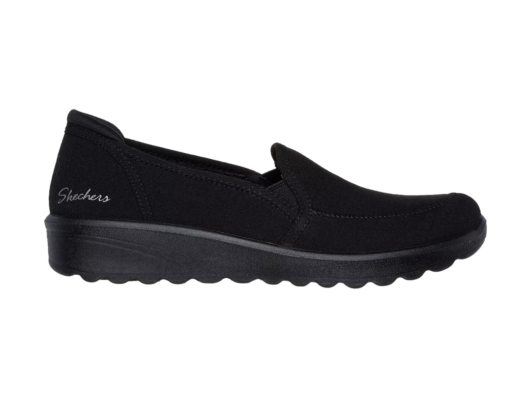 Zapato Skechers Lovely Vibe color negro, estilo slip-on con suela cómoda y acabado mate.