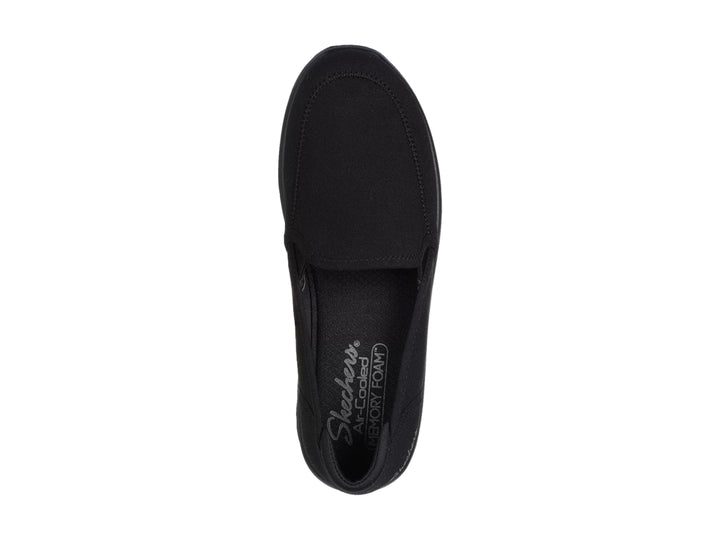 Zapato Skechers Lovely Vibe color negro, estilo slip-on con suela cómoda y acabado mate.