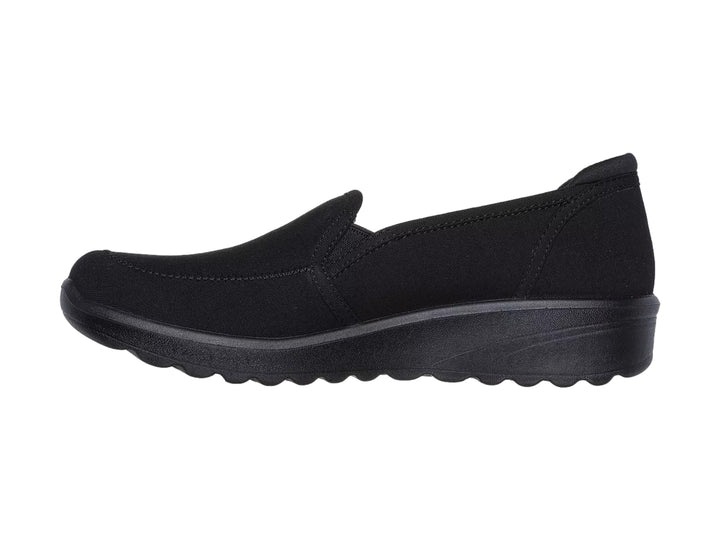 Zapato Skechers Lovely Vibe color negro, estilo slip-on con suela cómoda y acabado mate.