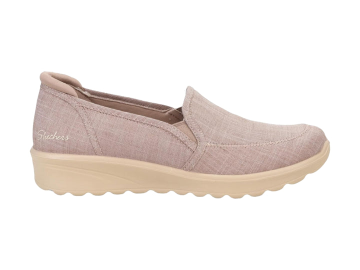 Zapato Skechers modelo Lovely Vibe en color beige, estilo slip-on de tela con suela cómoda.