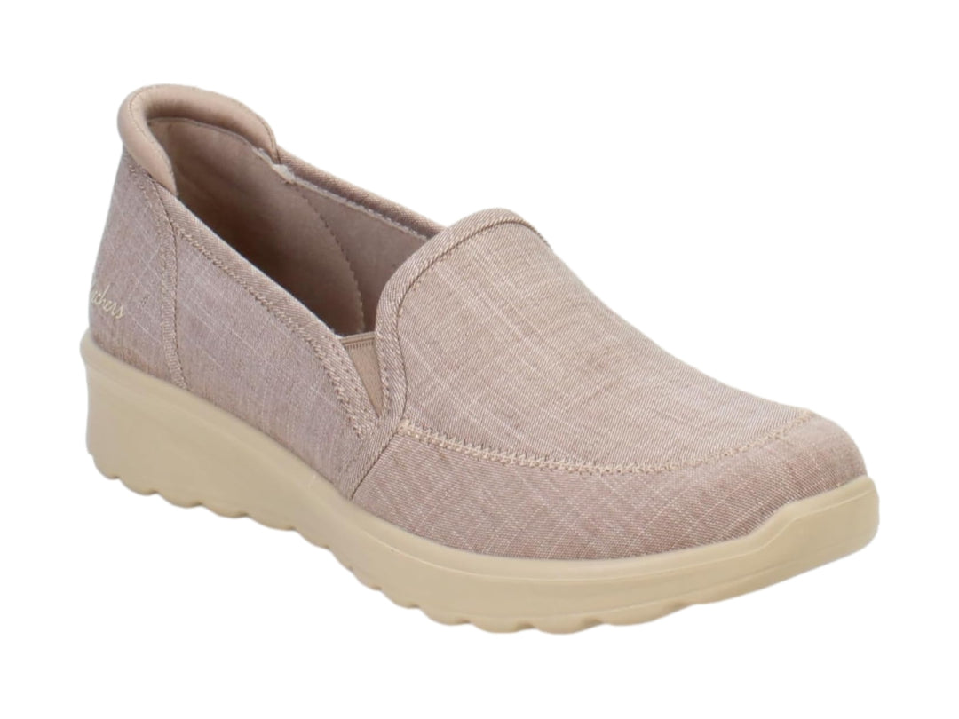 Zapato Skechers modelo Lovely Vibe en color beige, estilo slip-on de tela con suela cómoda.
