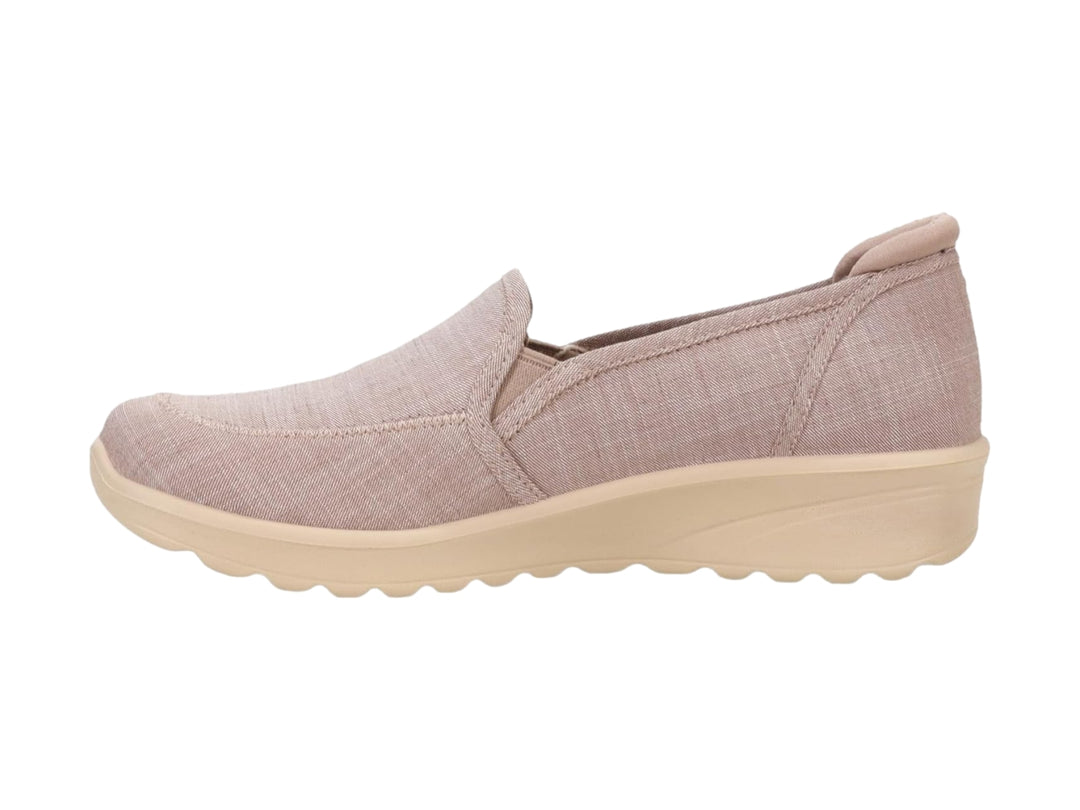 Zapato Skechers modelo Lovely Vibe en color beige, estilo slip-on de tela con suela cómoda.