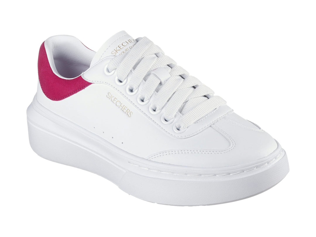 Tenis blancos Skechers con detalle en color fucsia en el talón y suela blanca ancha.