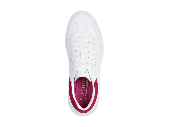 Tenis blancos Skechers con detalle en color fucsia en el talón y suela blanca ancha.