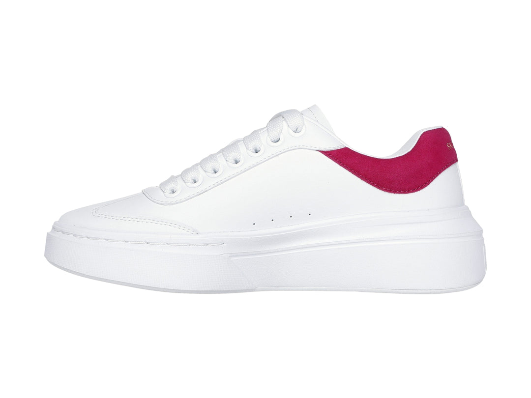 Tenis blancos Skechers con detalle en color fucsia en el talón y suela blanca ancha.