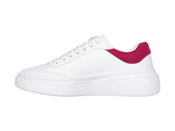 Tenis blancos Skechers con detalle en color fucsia en el talón y suela blanca ancha.