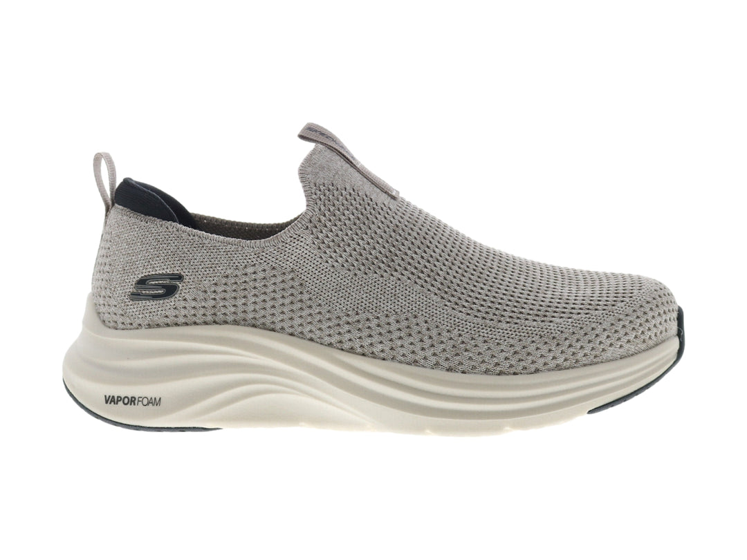 Zapato deportivo Skechers color natural con suela blanca y detalles en negro, diseño sin cordones.
