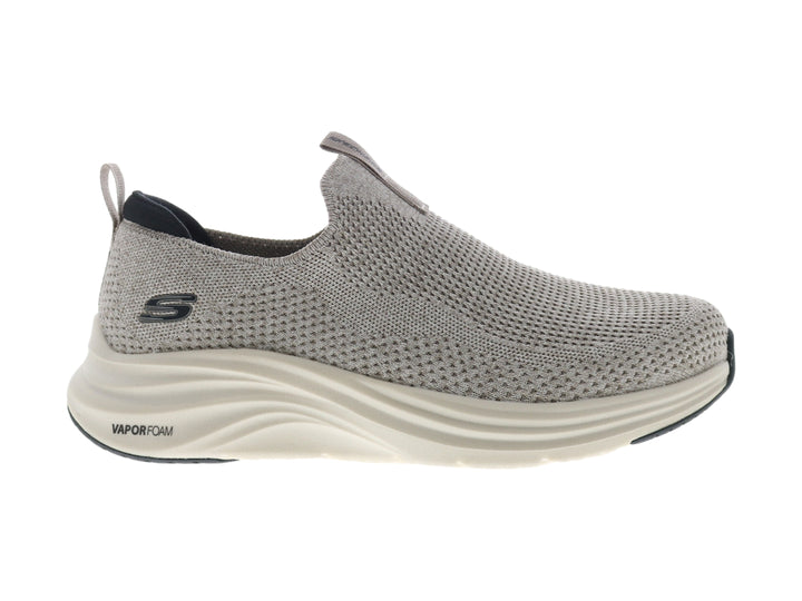 Zapato deportivo Skechers color natural con suela blanca y detalles en negro, diseño sin cordones.