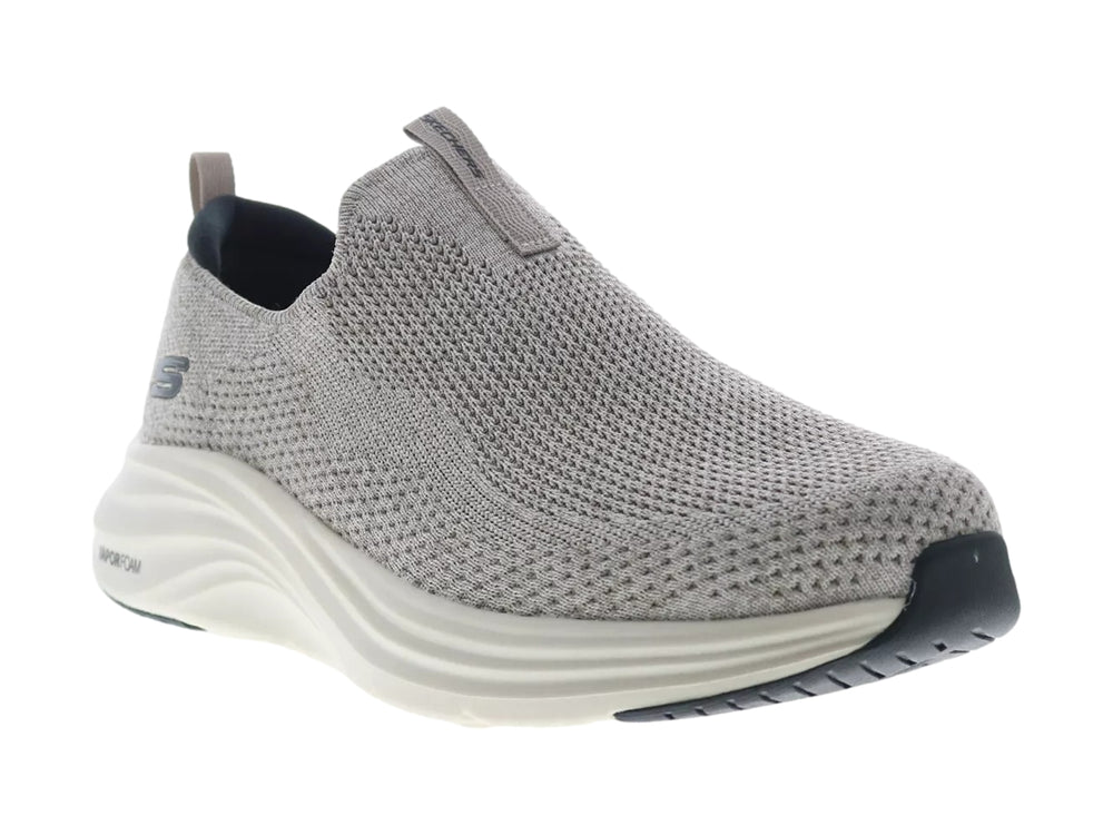 Zapato deportivo Skechers color natural con suela blanca y detalles en negro, diseño sin cordones.