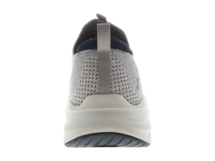 Zapato deportivo Skechers color natural con suela blanca y detalles en negro, diseño sin cordones.