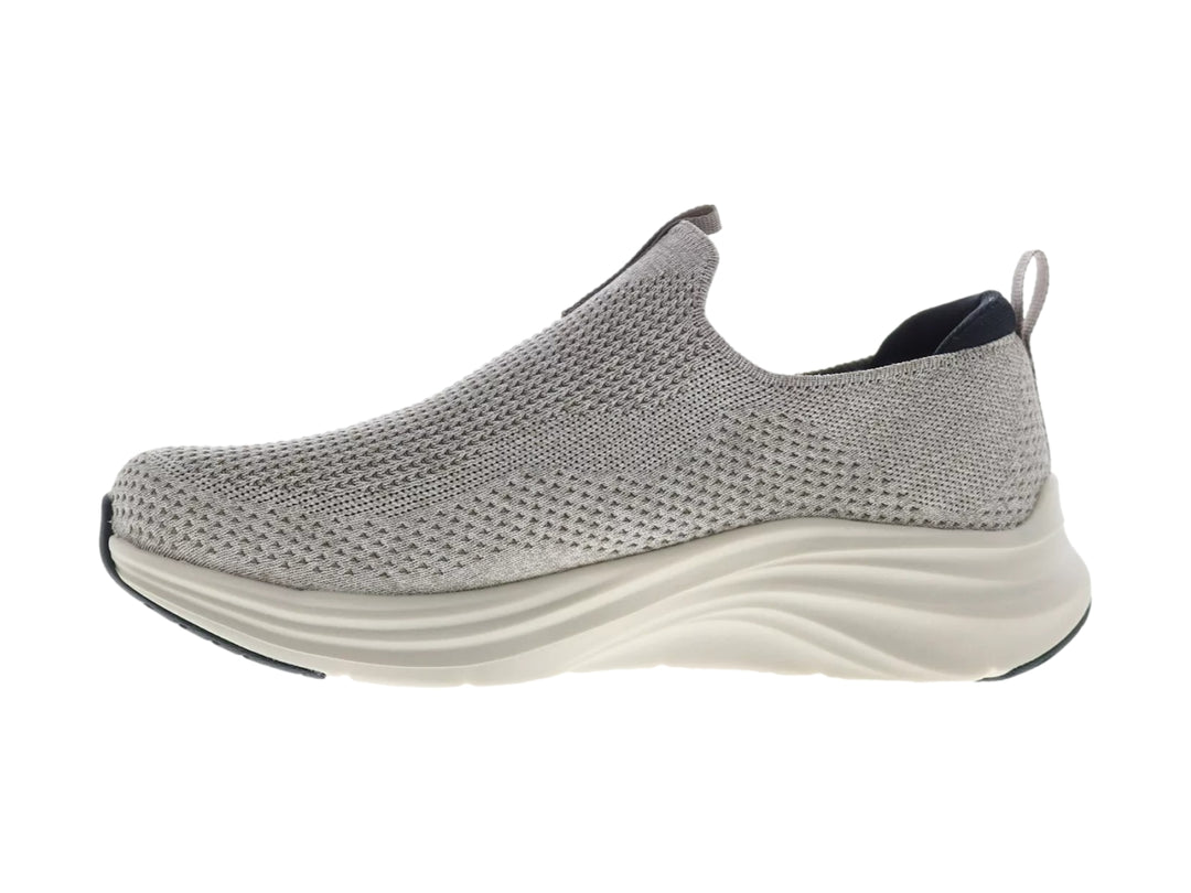 Zapato deportivo Skechers color natural con suela blanca y detalles en negro, diseño sin cordones.