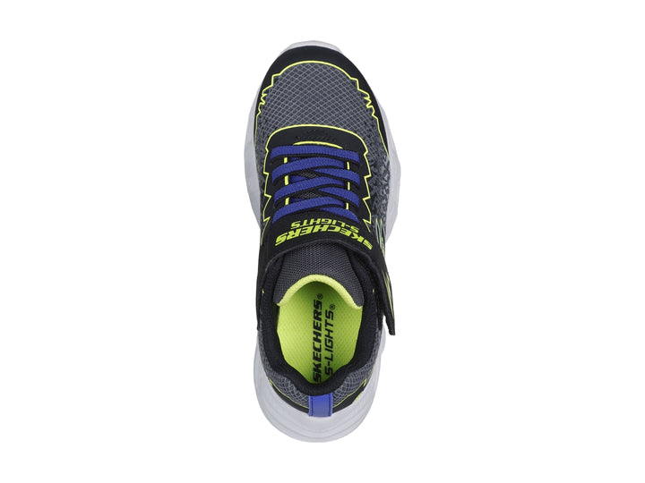 Tenis deportivos Skechers para niño en color negro y amarillo con suela blanca iluminada por luces LED.