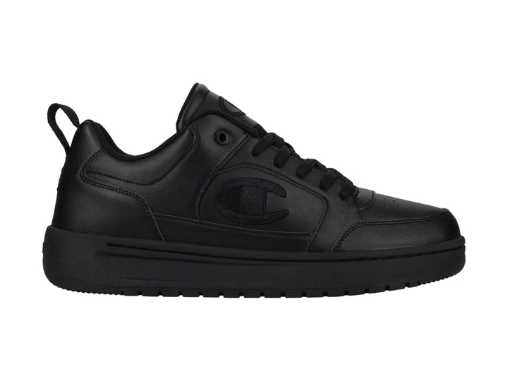 Tenis Champion color negro, diseño de corte bajo con suela gruesa y logo en el lateral.