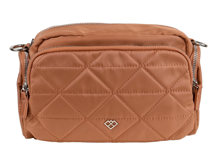 Bolso de hombro color beige con diseño acolchado en forma de diamantes y cierres metálicos.