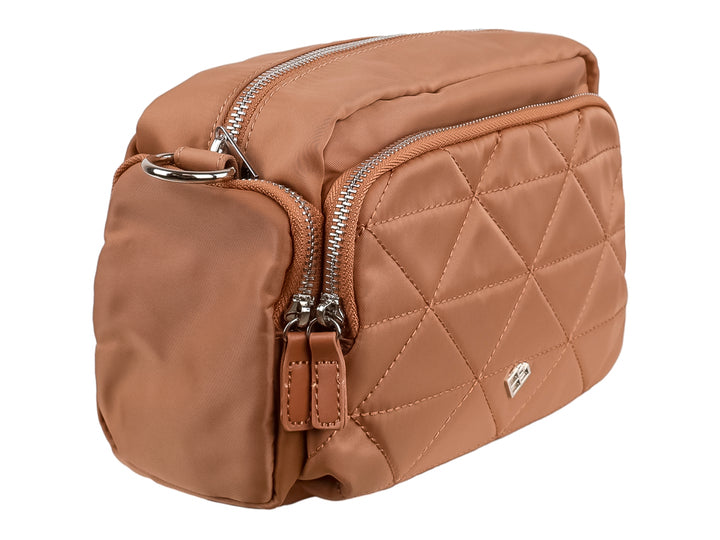 Bolso de hombro color beige con diseño acolchado en forma de diamantes y cierres metálicos.