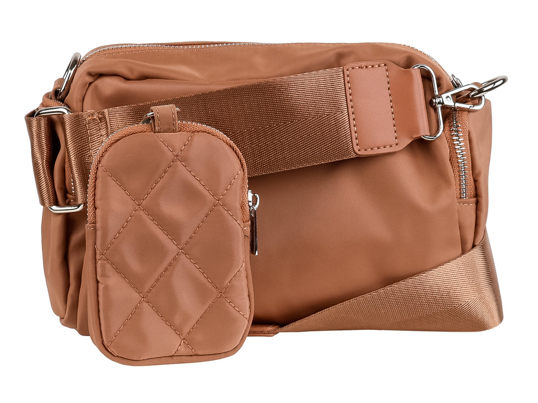 Bolso de hombro color beige con diseño acolchado en forma de diamantes y cierres metálicos.